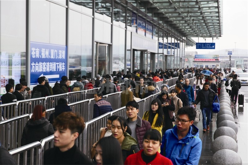 昨天,铁路温州南站,乘客排队进站.温都首席摄影记者王诚/摄