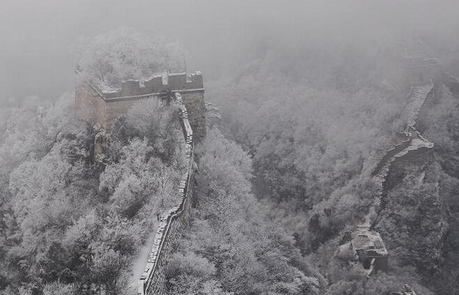 北京箭扣长城现壮美冰雪树挂 一派北国风光