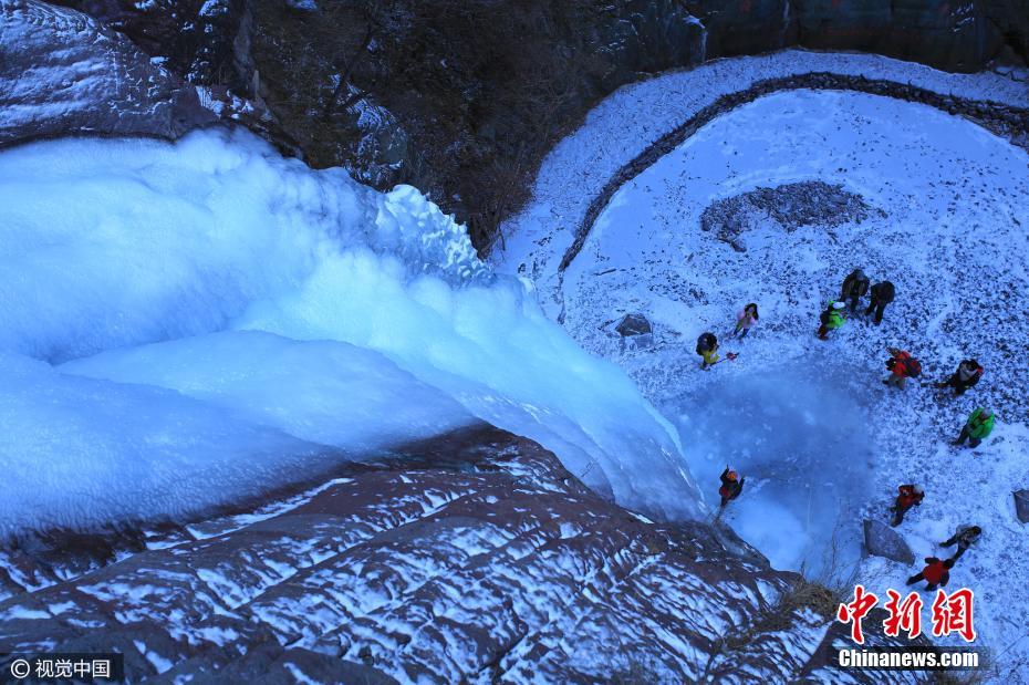 北京郊区现30米高冰瀑 悬于山间巍峨壮观
