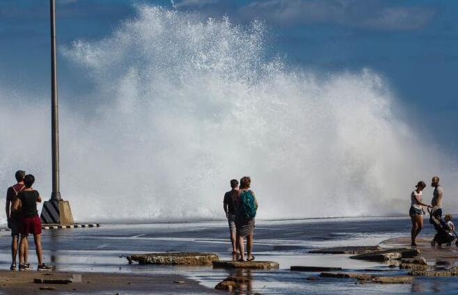 古巴哈瓦那海水泛滥引发洪水 海边巨浪拍岸