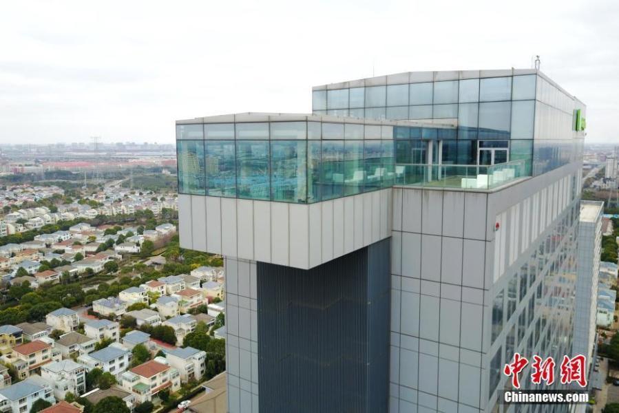 上海现悬空泳池 底部全透明可从24楼一览地面