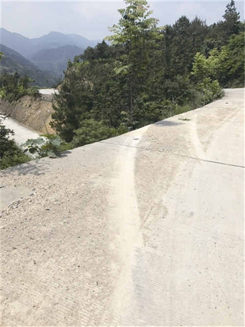 山福盘山公路事故多发的临崖路段为啥没护栏?有解