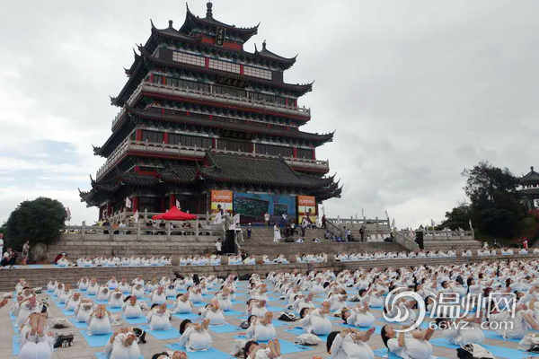 望海楼前千人齐做瑜伽 印度总理转发图片点赞！