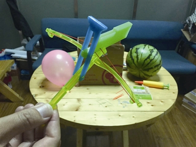 新闻实验:小小牙签弩轻松射破气球纸张纸盒西瓜
