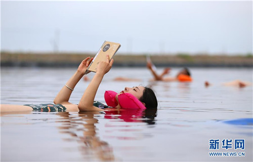 漂浮“死海” 酷玩一“夏”