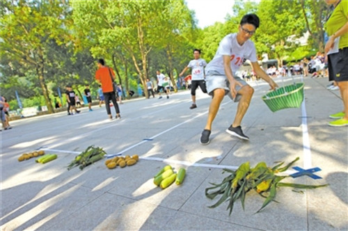 "来自乌牛街道的雷贤亮为参加"五谷丰登"活动的队友呐喊加油.