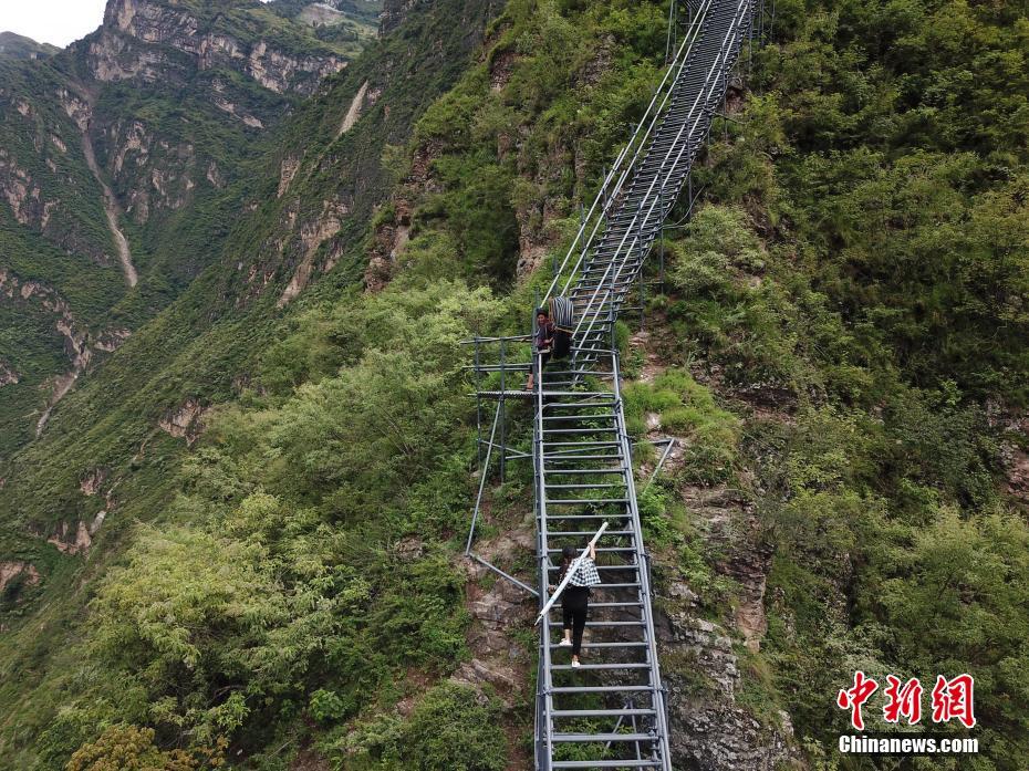 四川凉山悬崖村 通往外界的2556级“钢管天梯”