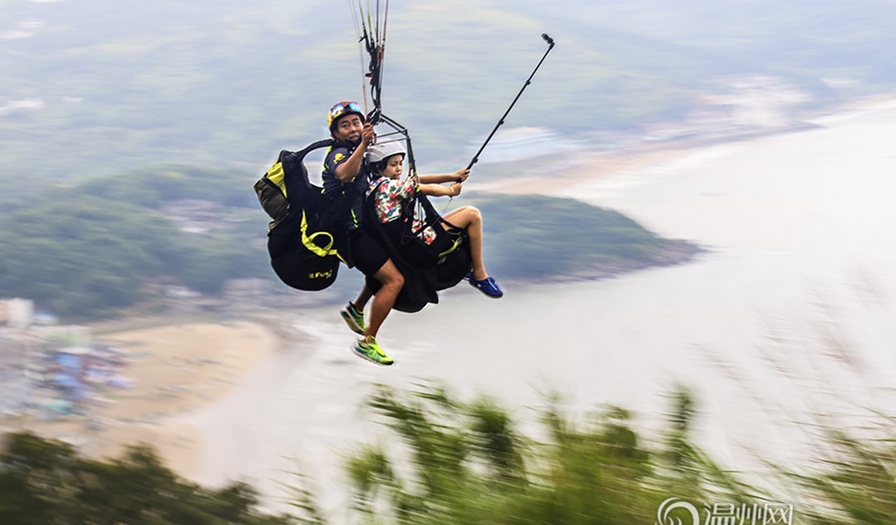 滑翔伞精准降落比赛 体验“飞”一般的感觉