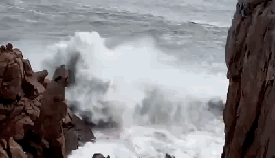 今天下午,平阳南麂岛沿海掀起近4米巨浪,南麂岛知名观景点