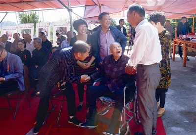 永嘉县乌牛街道大嶂村昨举行首届"孝子孝媳"颁奖典礼