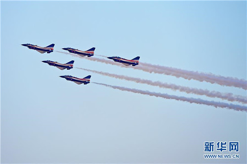 中国空军八一飞行表演队亮相迪拜航展