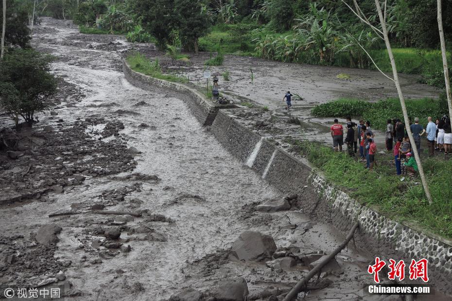 印尼阿贡火山持续喷发 周边河流变泥浆
