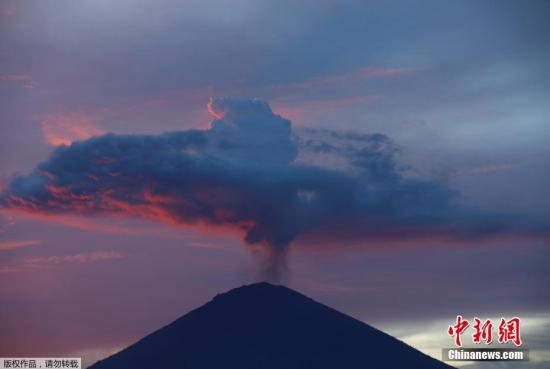 印尼阿贡火山活动减少 进出巴厘岛航班陆续恢