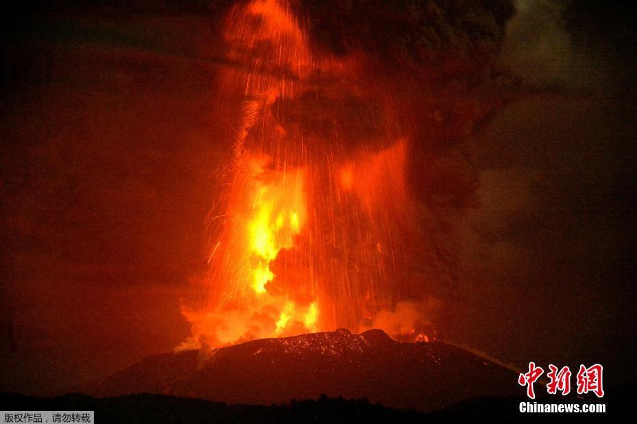 日本新燃岳火山大规模喷发 红色熔岩喷涌而出