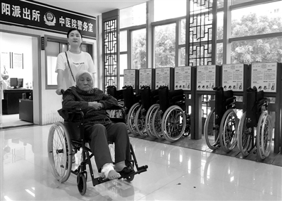 瑞安中医院有共享轮椅 用微信扫一扫便能使用