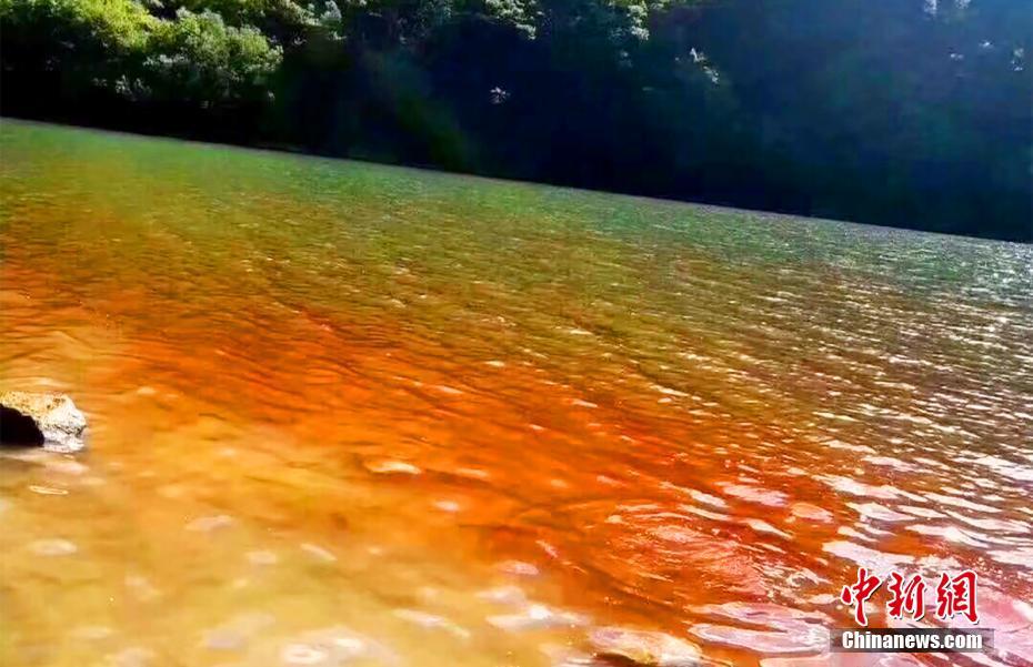 四川茂县松坪沟景区湖水变红 水面出现颜色分层