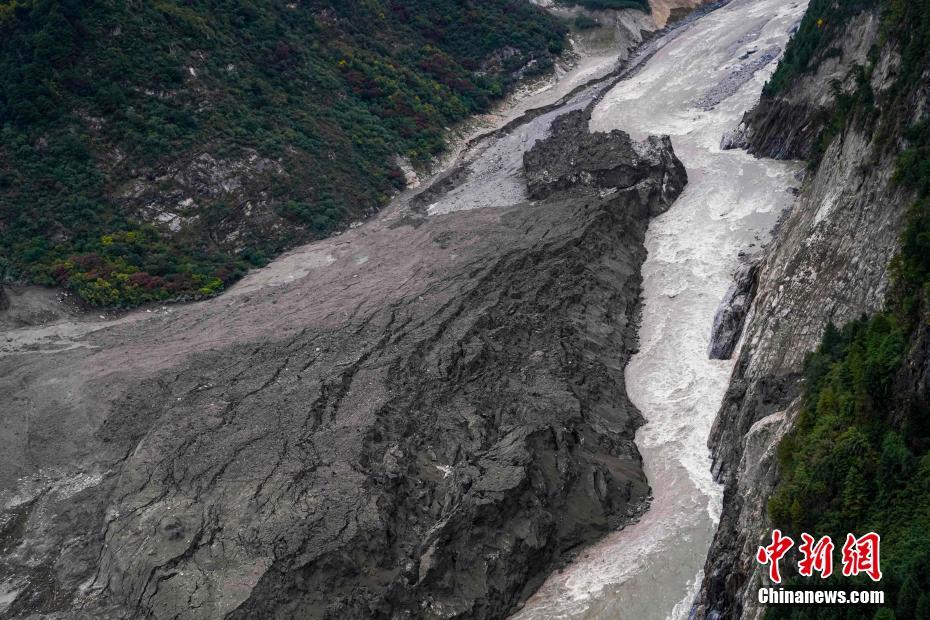 西藏雅鲁藏布江堰塞湖自然过流 水位下降