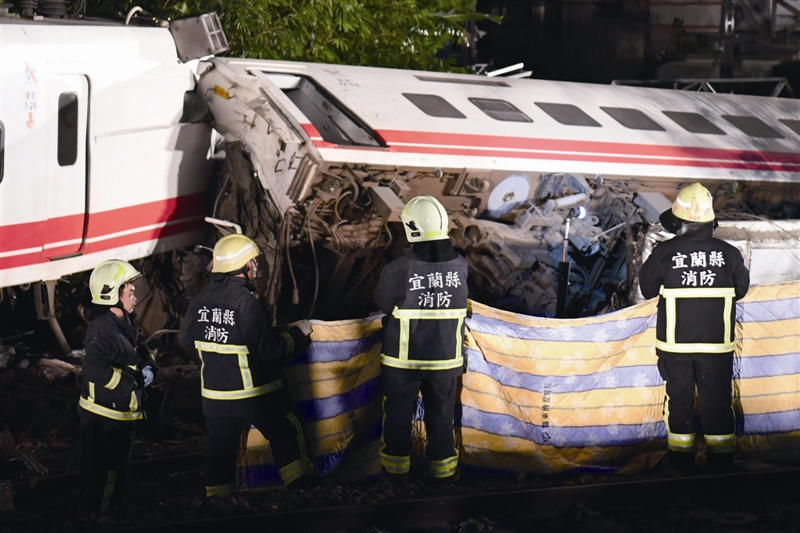 台湾铁路列车出轨 已致18死164伤