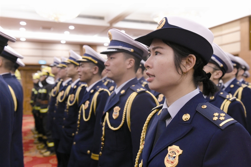 告别橄榄绿焕然火焰蓝 温州市消防救援队伍昨