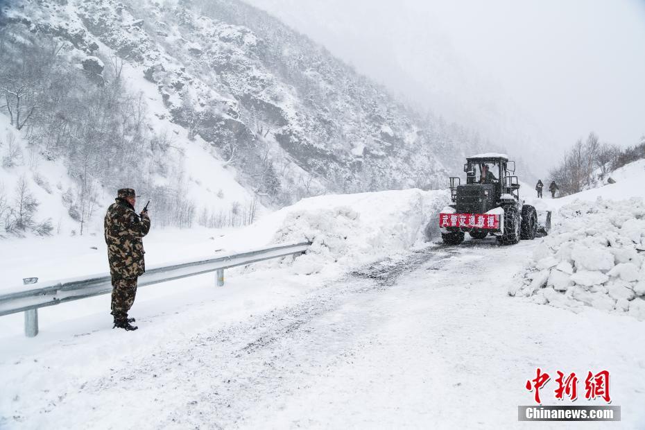 川藏公路西藏波密雪崩路段恢复通行