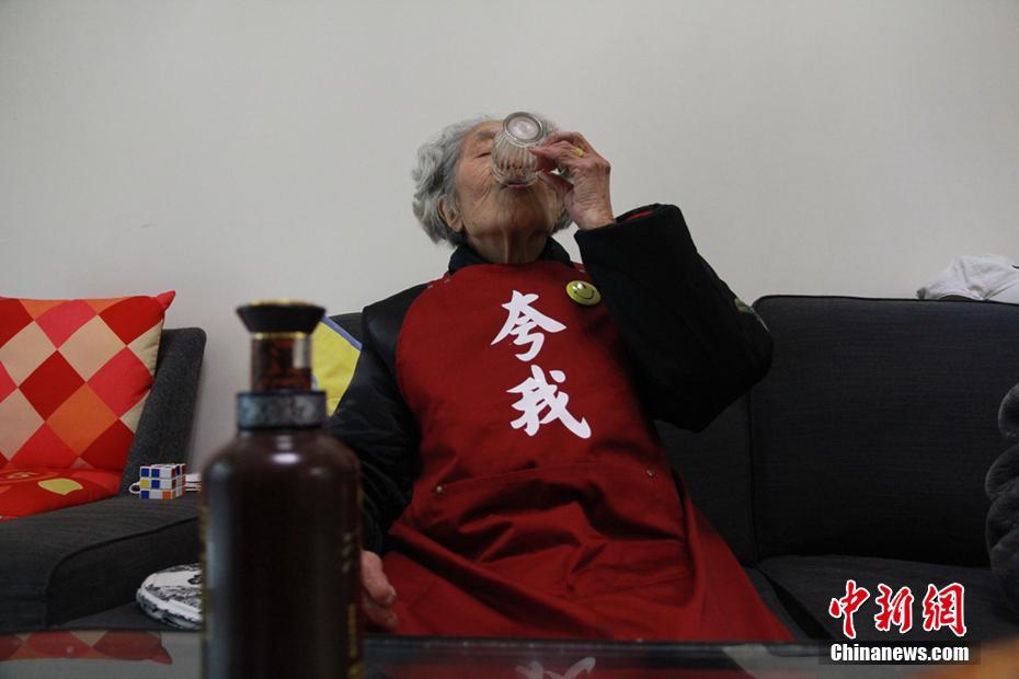 成都98岁“吃货”奶奶走红网络 长寿秘诀是心态