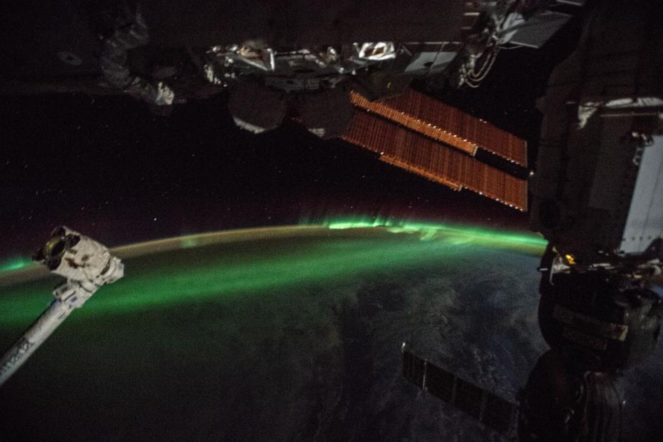 宇航员太空拍摄南极光