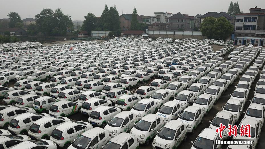 杭州钱塘江边密集停放近三千辆被淘汰共享汽车