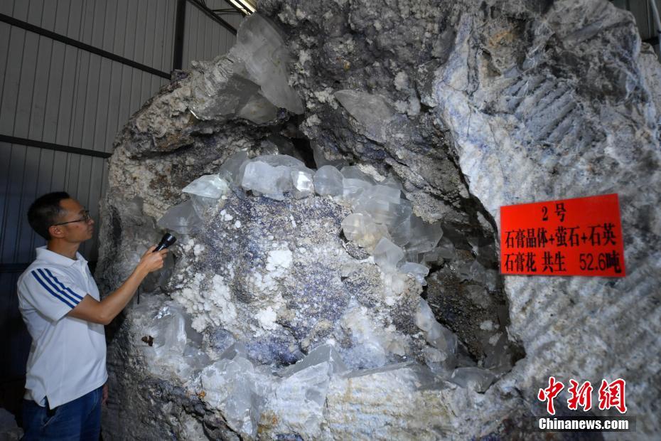 昆明市民收藏近千块矿石 最重达52.6吨