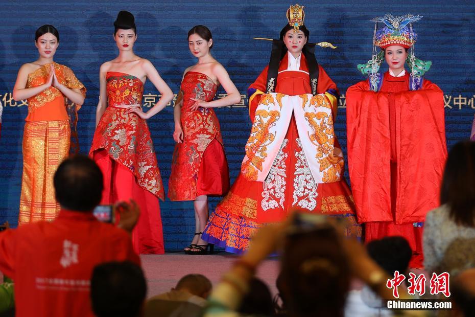 “海上丝绸之路”国家特色服饰秀亮相南京