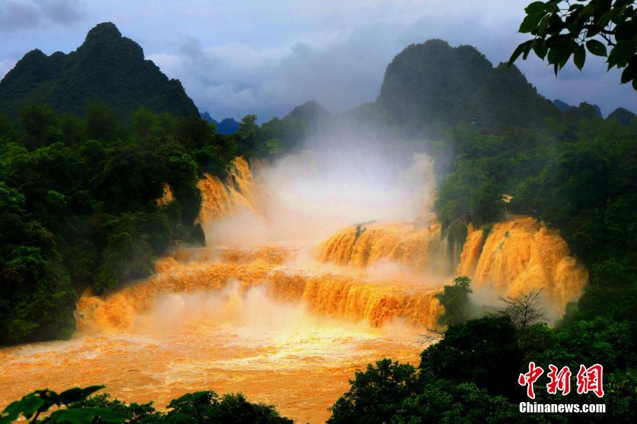 亚洲第一跨国瀑布呈现“黄金瀑布”景观