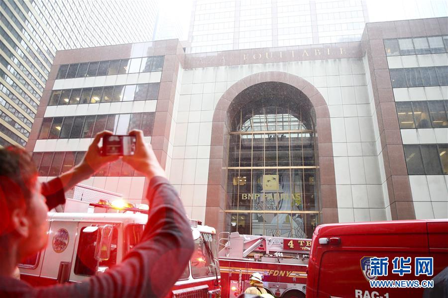 一直升机在纽约曼哈顿一大厦楼顶坠毁 飞行员丧生