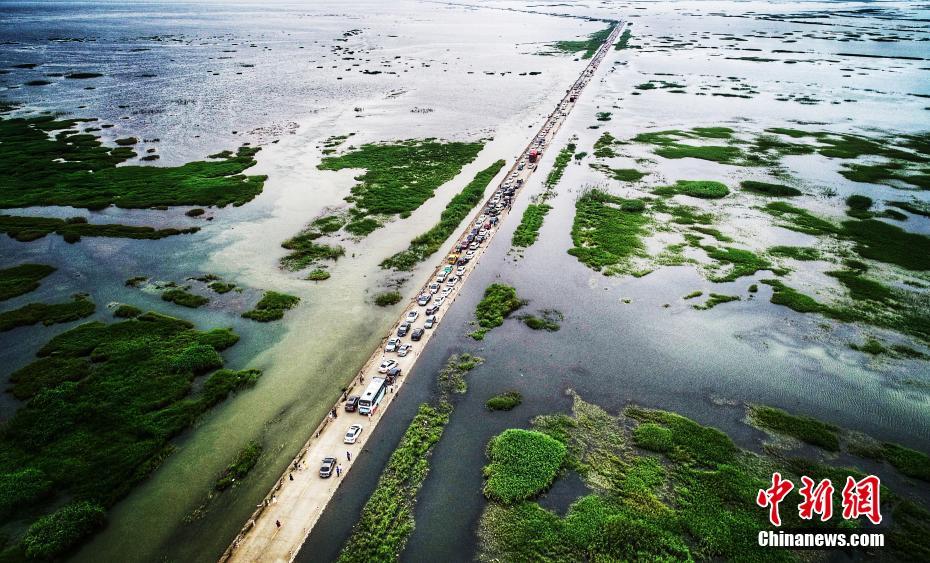 鄱阳湖水位上涨 江西“水上公路”引游客排长队赏景