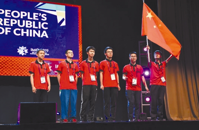 中国队成员在开幕式上亮相,谢柏庭(右一)挥舞五星红旗