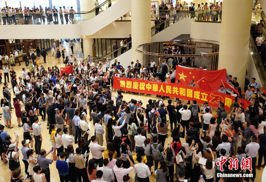 香港市民参加“国歌快闪” 祝福新中国70岁生日快乐