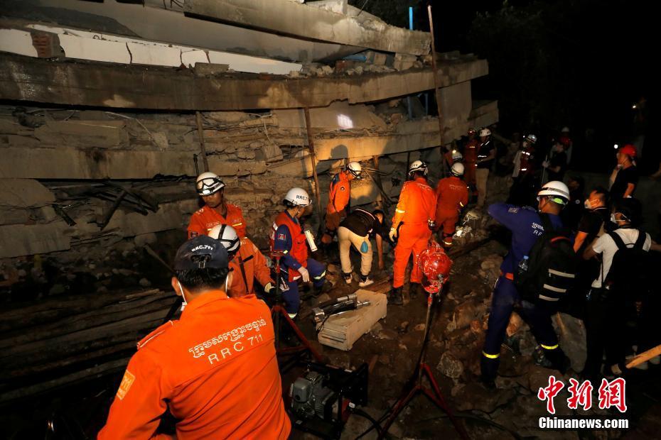 柬埔寨一在建工地坍塌致数十人伤亡 七层楼房变“夹心饼”
