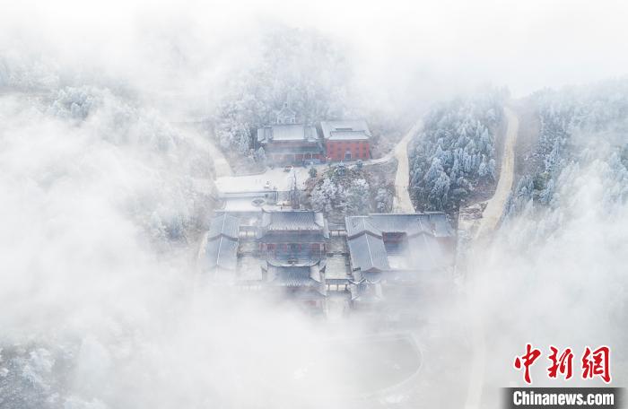 江西武宁太平山云雾缭绕 现秀美雾凇景观