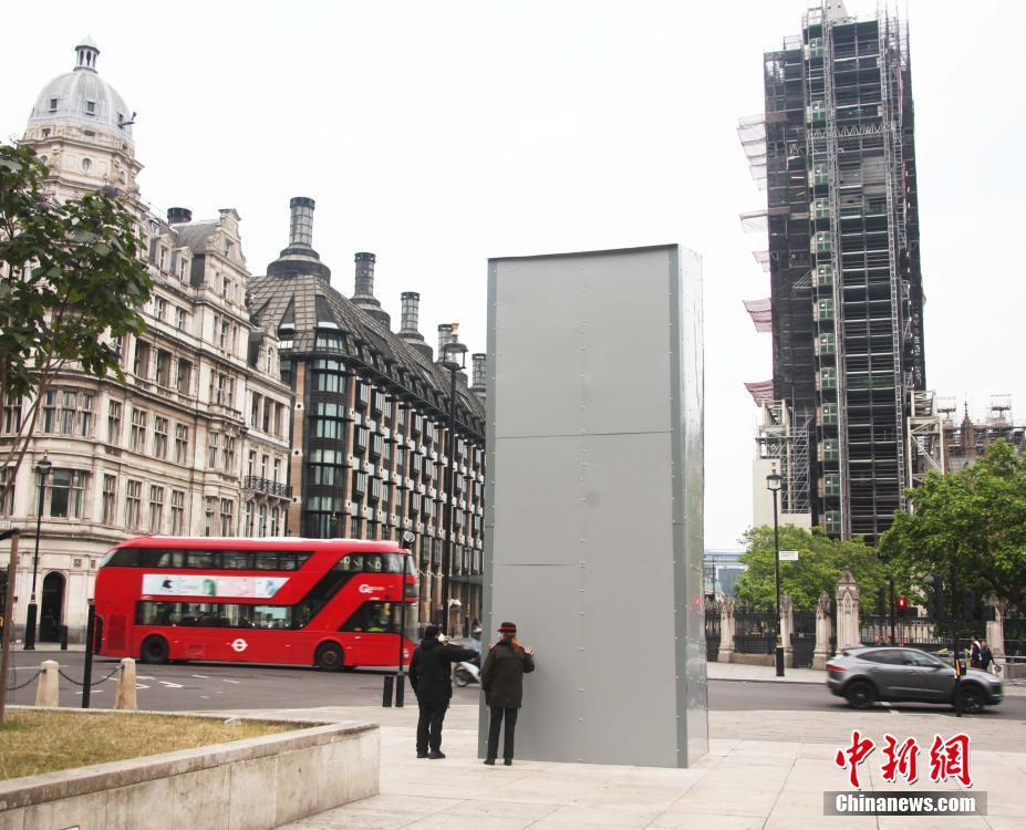 伦敦历史人物塑像被“包裹”保护