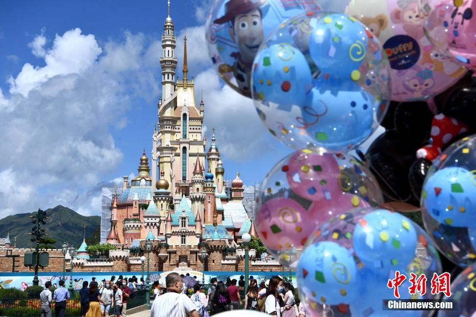 香港迪士尼乐园重开 市民入场游历奇妙旅程