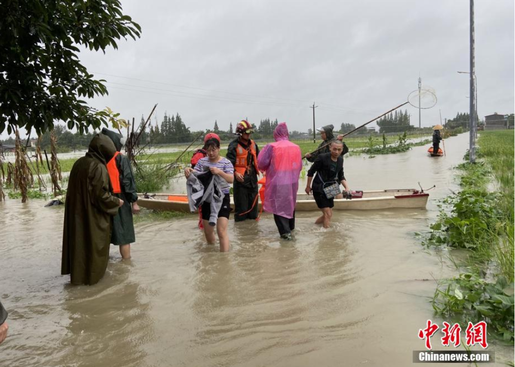 成都多地遭遇暴雨已转移上千人 启动防汛Ⅳ级应急响应