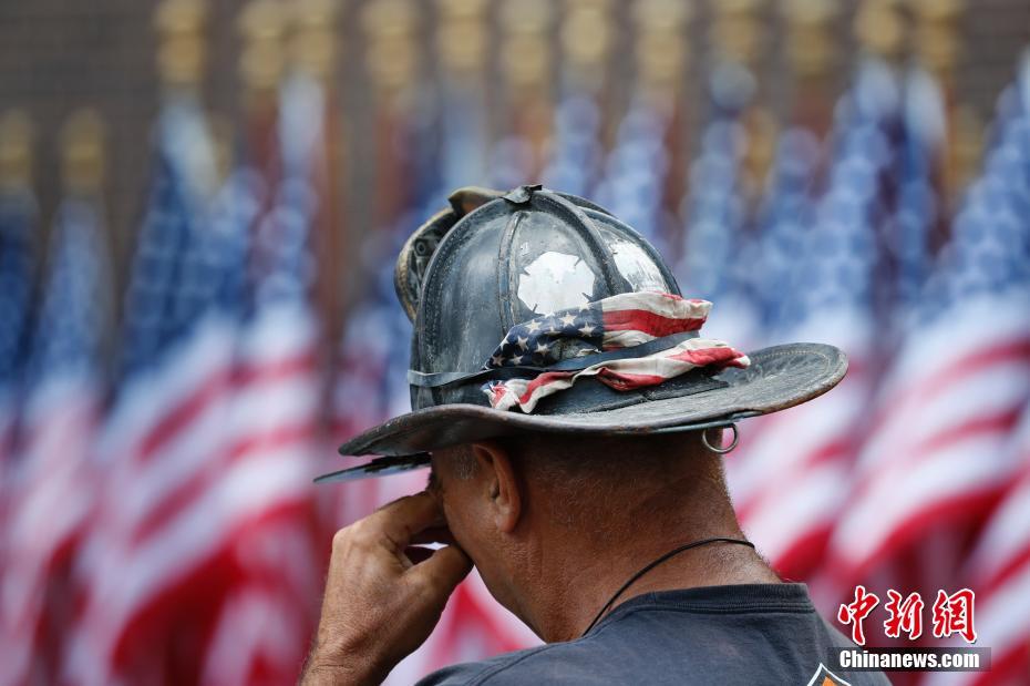 参与“9・11”恐袭救援消防员世贸遗址前寄哀思