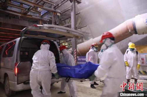 图为救援现场。 蒙忠杰 摄