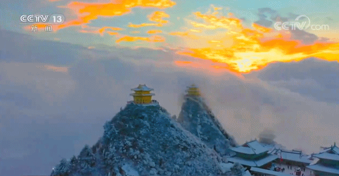 银装素裹,云海翻滚,白雪搭配金殿,如临仙境.