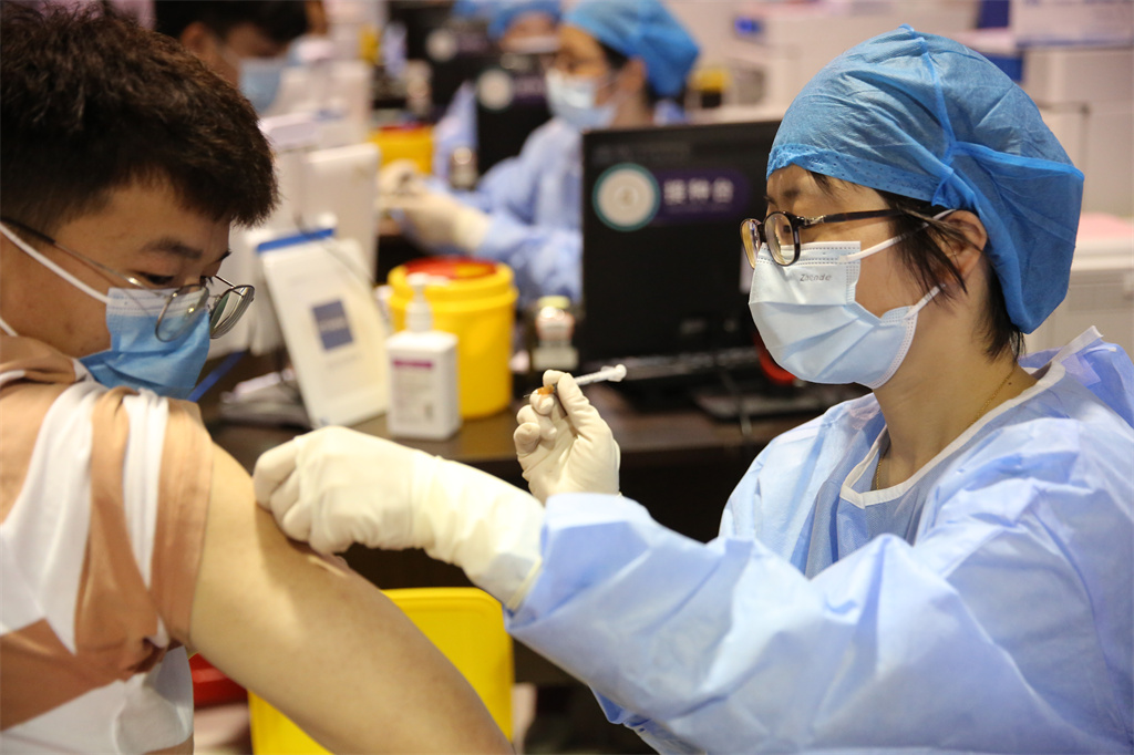 鹿城滨江街道新冠疫苗方舱接种点投用 日接种量可达3000人次