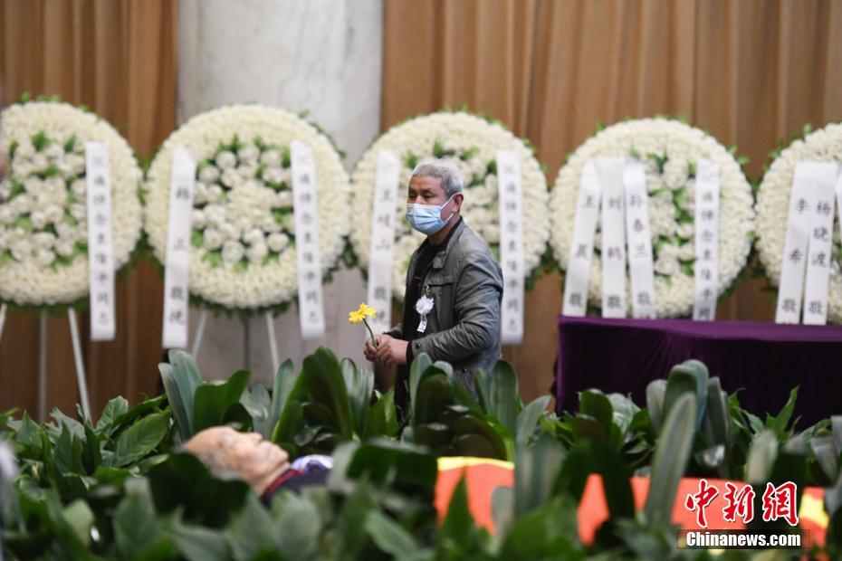 袁隆平遗体告别仪式举行 民众到殡仪馆献花悼念