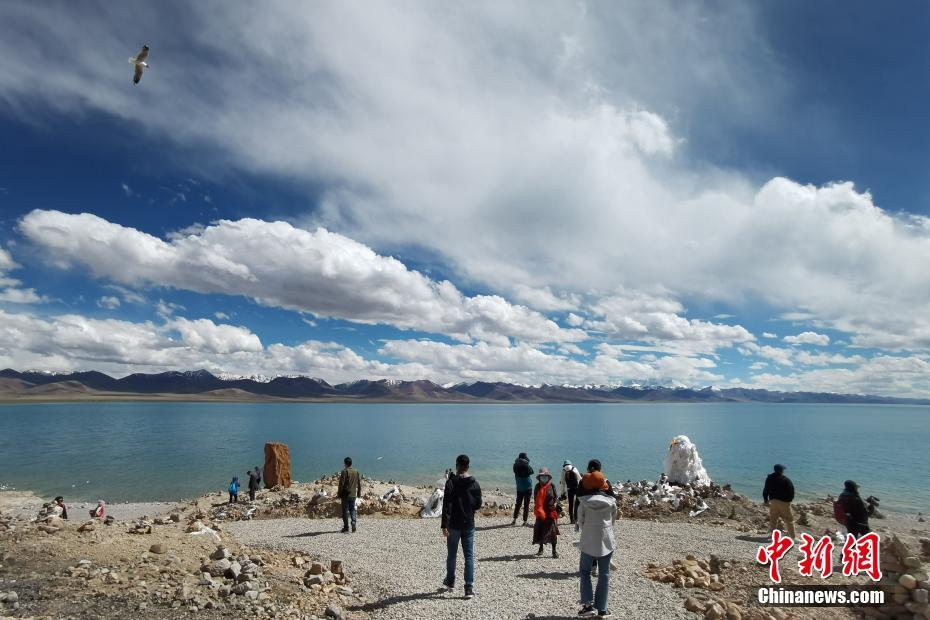 西藏纳木错迎来旅游旺季