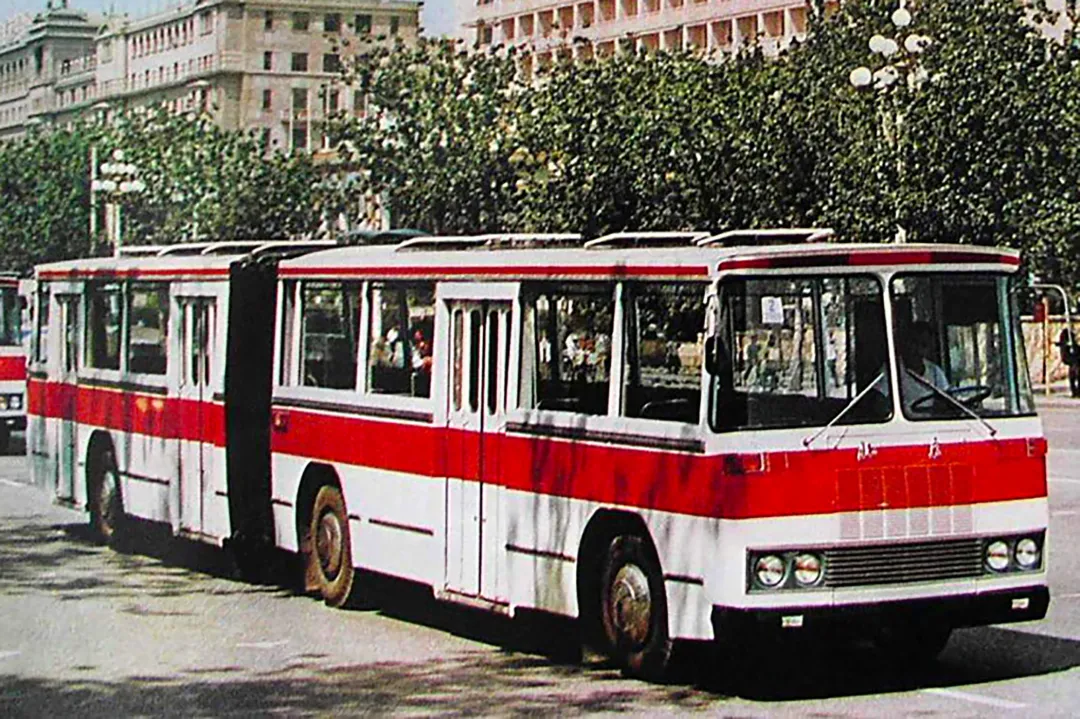 1974年,由公共汽车公司修理厂设计试制成功的bg670型铰接式公共汽车
