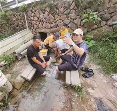 在湖岭5a级温泉附近的陶溪村,每天都有村民坐在溪边泡"温泉".