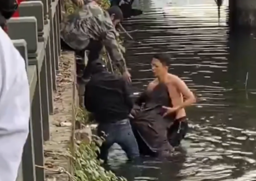 温州一男子冬日光膀跳水救人 被赞“龙港暖男”
