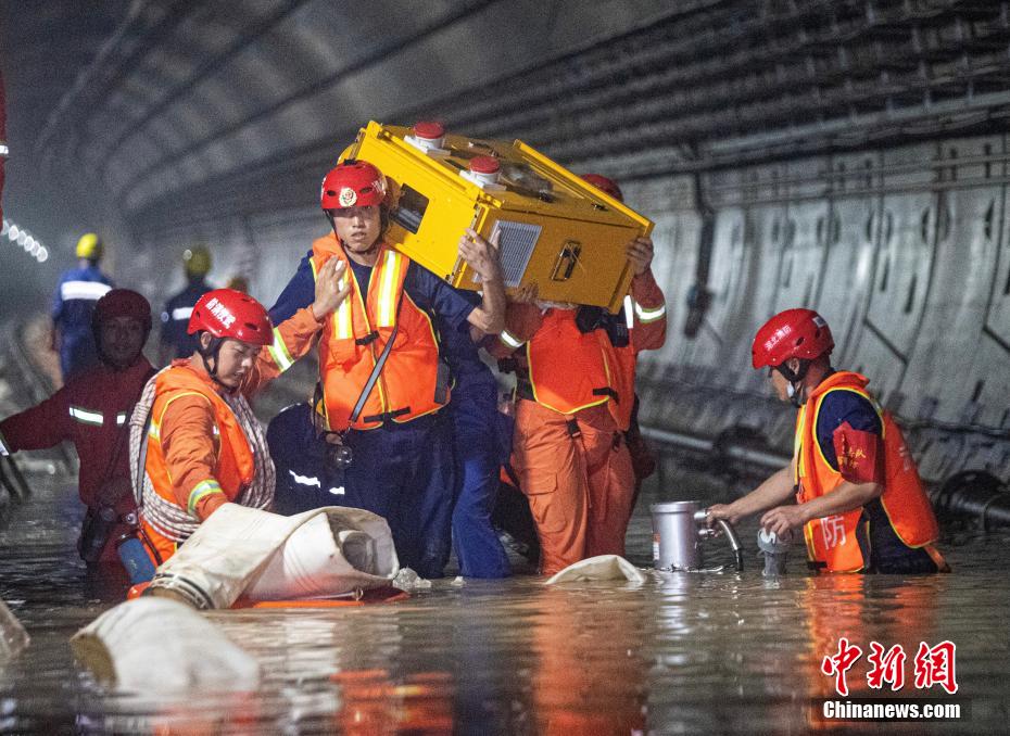 武汉消防员抢排郑州地铁隧道积水