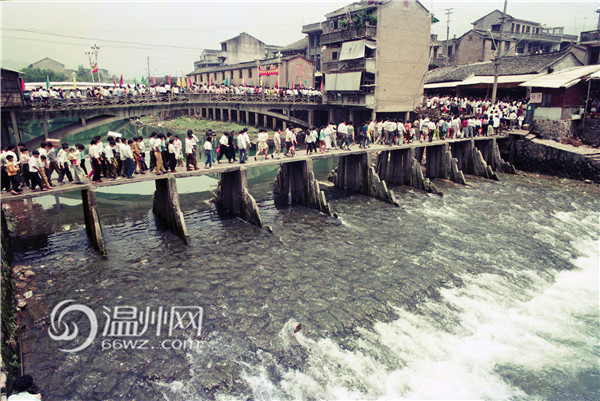 1983年2月,随着永嘉县桥头钮扣市场的正式营业,温州市形成十大商品产